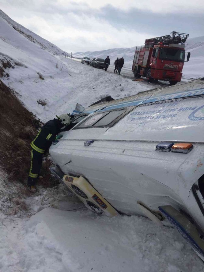Hasta Taşıyan Ambulans Yan Yattı: 5 Yaralı