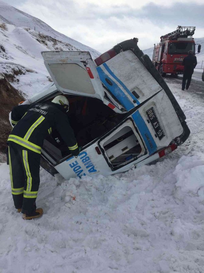 Hasta Taşıyan Ambulans Yan Yattı: 5 Yaralı