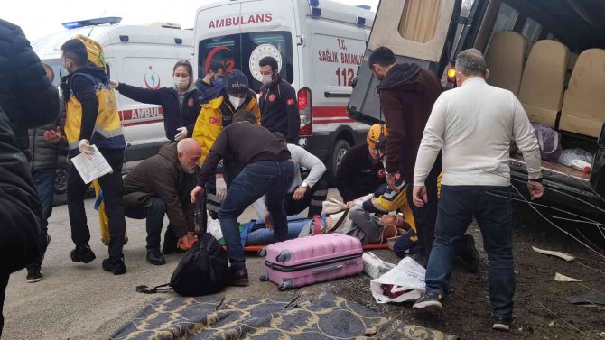 Sürücü Kalp Krizi Geçirdi, Minibüs Duvara Çarptı: 12 Yaralı