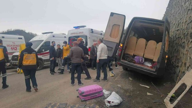 Sürücü Kalp Krizi Geçirdi, Minibüs Duvara Çarptı: 12 Yaralı
