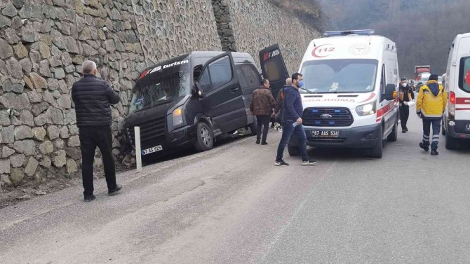 Sürücü Kalp Krizi Geçirdi, Minibüs Duvara Çarptı: 12 Yaralı