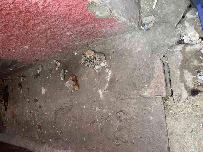 Binadan Kopan Taş Parçası Az Kalsın Kazaya Davetiye Çıkarıyordu