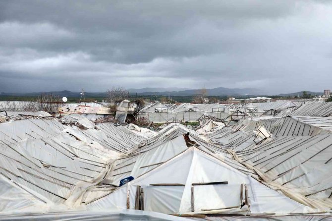 Fırtına, Alanya’da Seraları Yerle Bir Etti