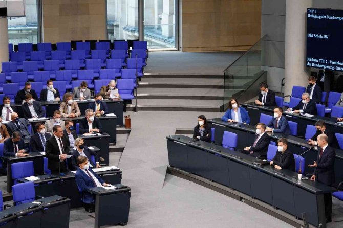 Almanya Federal Meclisi’nden Pankartlı Protesto