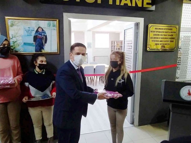 Altıntaş’ta Anadolu Lisesi’nde Kütüphane Açıldı