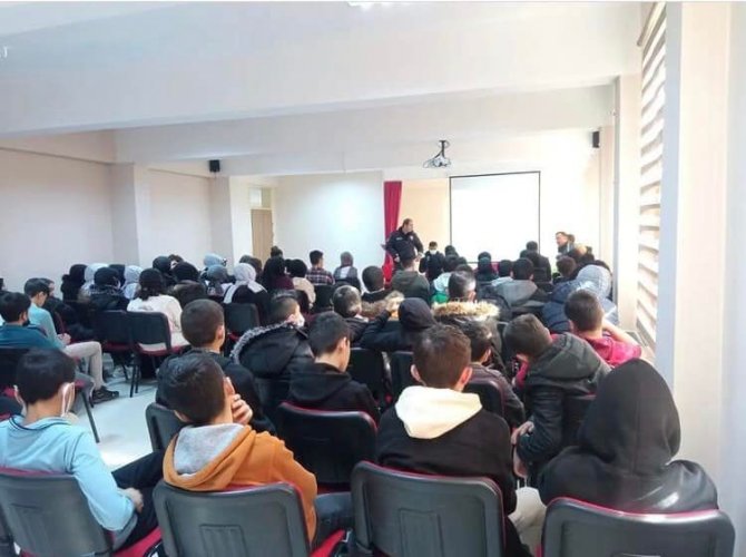 Altıntaş’ta Öğrencilere “Kişisel Güvenlik Ve Suçtan Korunma” Semineri Verildi