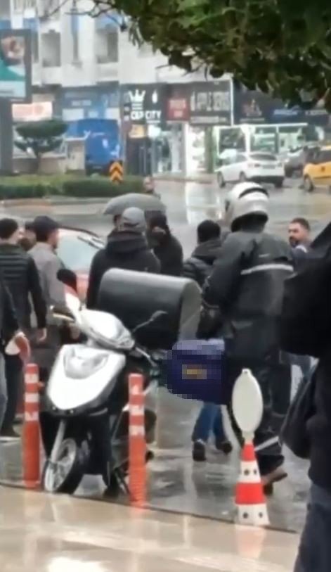 Antalya’da Şehrin Ortasında Sopalı, Tekmeli, Yumruklu Kavga Kamerada