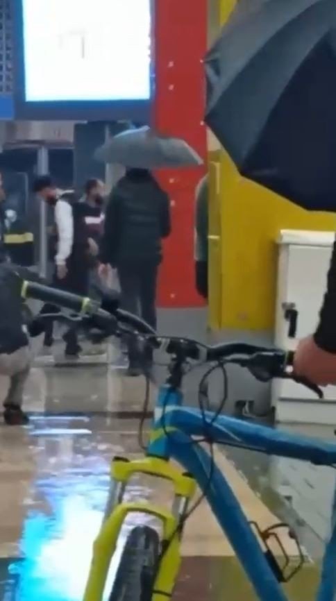 Antalya’da Şehrin Ortasında Sopalı, Tekmeli, Yumruklu Kavga Kamerada