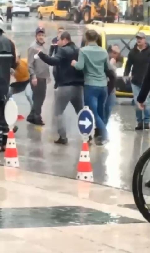 Antalya’da Şehrin Ortasında Sopalı, Tekmeli, Yumruklu Kavga Kamerada