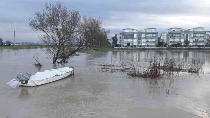 Antalya’da Şiddetli Yağış Irmak Kenarındaki Restoranları Sular Altında Bıraktı