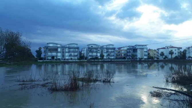Antalya’da Şiddetli Yağış Irmak Kenarındaki Restoranları Sular Altında Bıraktı