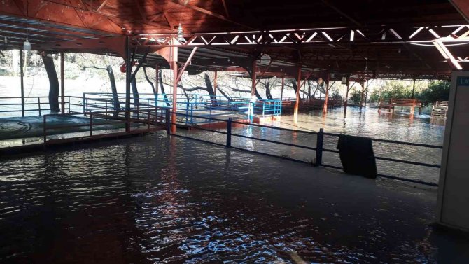 Antalya’da Şiddetli Yağış Irmak Kenarındaki Restoranları Sular Altında Bıraktı