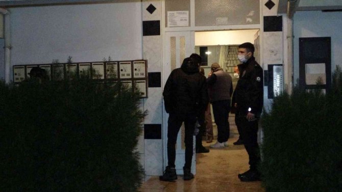 Komşularının Haber Alamadığı Adam Evinde Ölü Bulundu