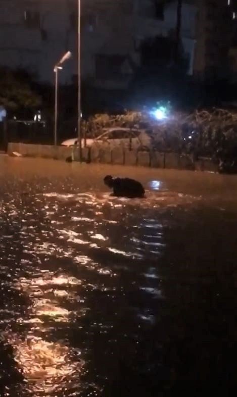 Antalya’da Yağmur Suyunda Bota Binip, Denizde Yüzer Gibi Yüzdü