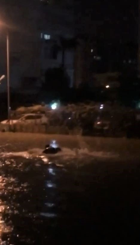 Antalya’da Yağmur Suyunda Bota Binip, Denizde Yüzer Gibi Yüzdü