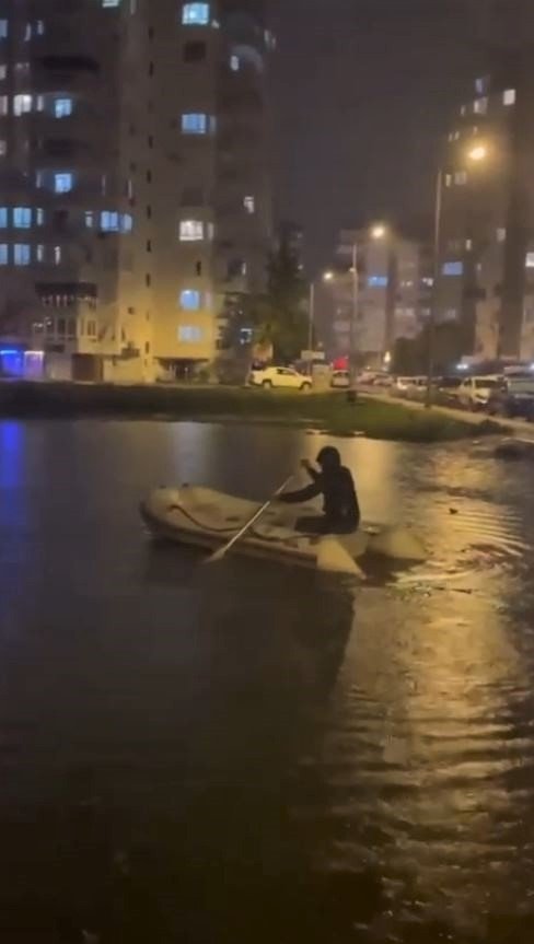 Antalya’da Yağmur Suyunda Bota Binip, Denizde Yüzer Gibi Yüzdü