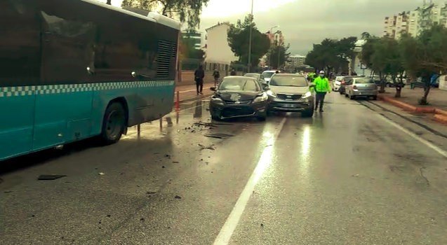 Freni Patlayan Şehiriçi Yolcu Otobüsü Kontrolden Çıktı: 5 Yaralı