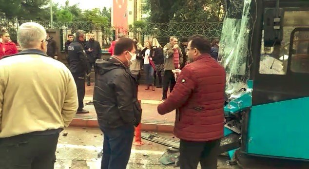 Freni Patlayan Şehiriçi Yolcu Otobüsü Kontrolden Çıktı: 5 Yaralı