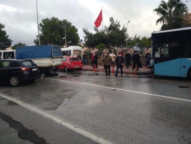Freni Patlayan Şehiriçi Yolcu Otobüs Kontrolden Çıkıp 9 Araca Çarptı: 5 Yaralı