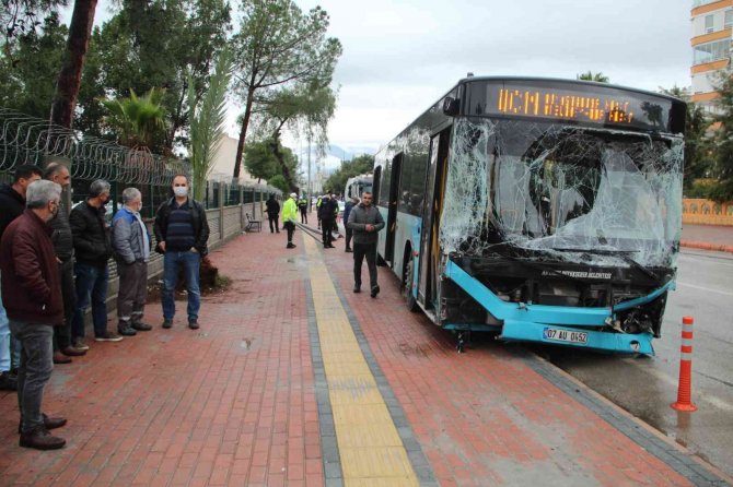 Freni Patlayan Şehiriçi Yolcu Otobüs Kontrolden Çıkıp 9 Araca Çarptı: 5 Yaralı
