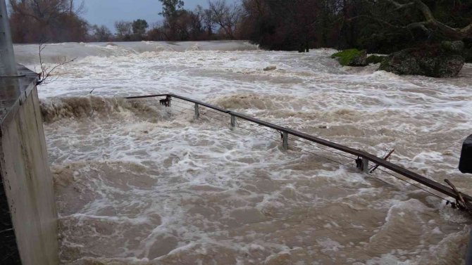 Manavgat Şelalesi Coştu, Çevresinde Bulunan Seyir Terasları Sular Altında Kaldı