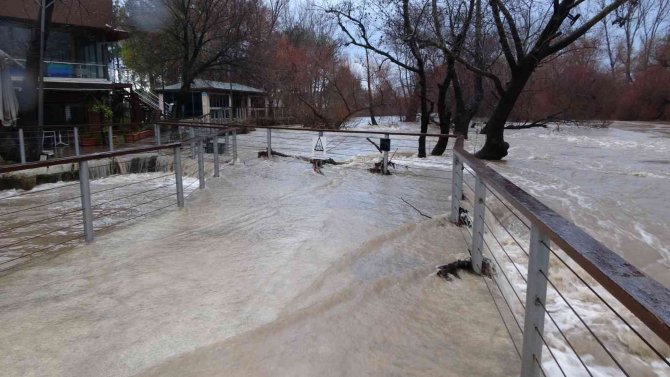 Manavgat Şelalesi Coştu, Çevresinde Bulunan Seyir Terasları Sular Altında Kaldı