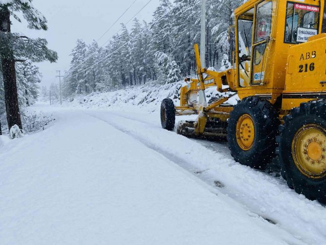Antalya’nın İlçelerinde Yollar Karla Kaplandı