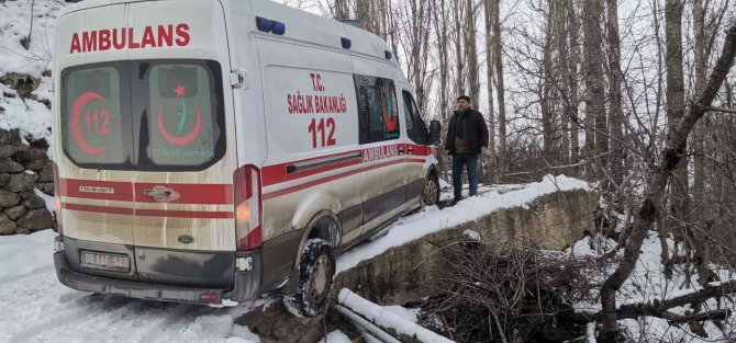 Hasta Almaya Giden Ambulans Karlı Köprüde Kayınca Yardımına Köylüler Yetişti
