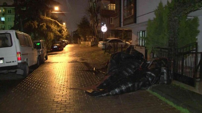 Avcılar’da Anne Ve Kızı Çatıdan Uçan Parçalardan Son Anda Kurtuldu