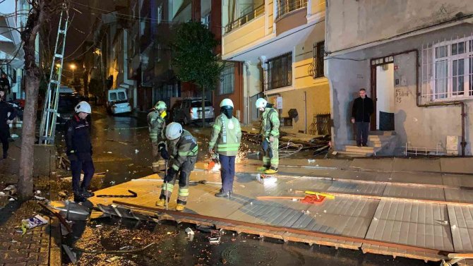 Bağcılar’da 4 Katlı Binanın Çatısı Uçtu, 2 Araçta Maddi Hasar Oluştu