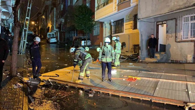 Bağcılar’da 4 Katlı Binanın Çatısı Uçtu, 2 Araçta Maddi Hasar Oluştu