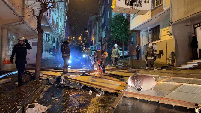Bağcılar’da 4 Katlı Binanın Çatısı Uçtu, 2 Araçta Maddi Hasar Oluştu