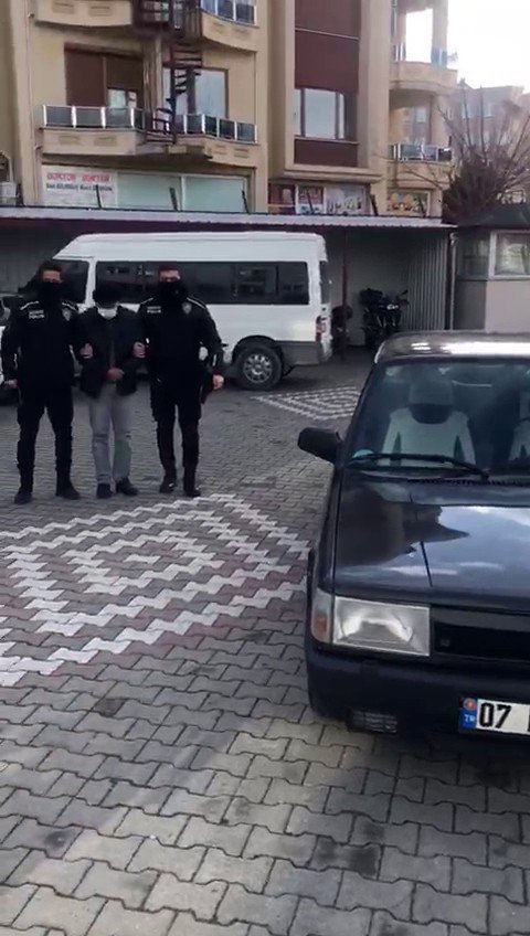 Sahte Küpeleri Satmaya Çalışırken Suçüstü Yakalandı