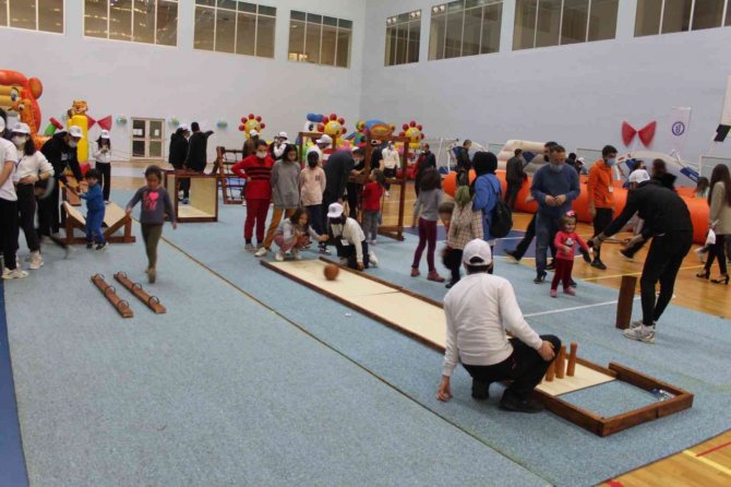 Oyun Şenliğinde Yüzlerce Çocuk Doyasıya Eğlendi