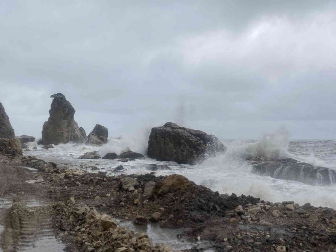 Karadeniz’de Dev Dalgalar Oluştu