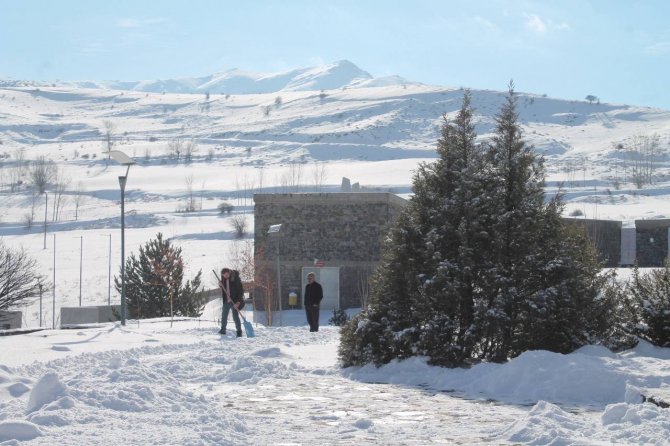 Bayburt’un Yüksek Kesimleri Yağan Karla Beyaza Büründü