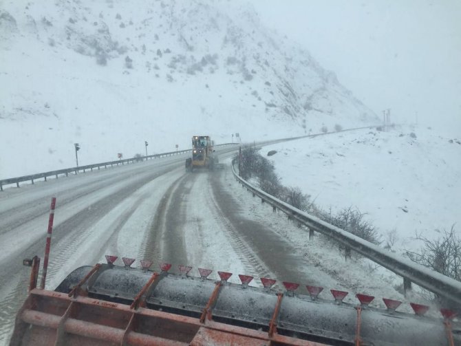 Bayburt’un Yüksek Kesimleri Yağan Karla Beyaza Büründü