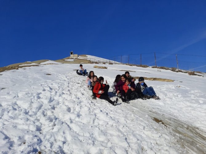 Beden Eğitimi Dersinde Küçük Öğrenciler Karın Tadını Çıkardı