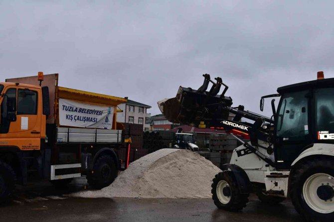 Beklenen Kar Yağışına Karşı Tuzla’da Belediye Ekipleri Teyakkuza Geçti