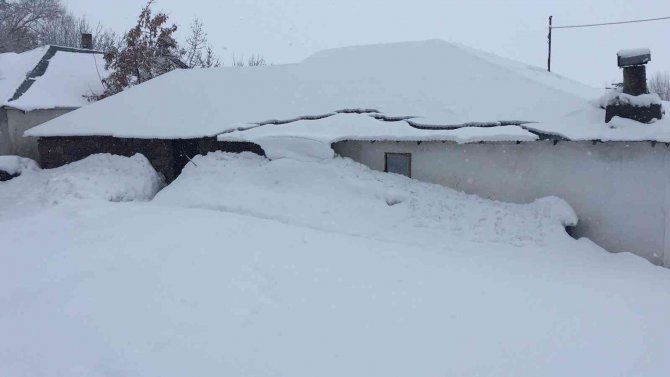 Karlıova’da Ev Ve Ahırlar Kar Altında Kaldı