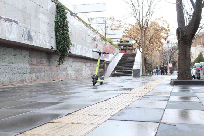 Kilitlenmeden Park Edilebilen E-skuterler Kaldırımlarda Tehlike Saçıyor