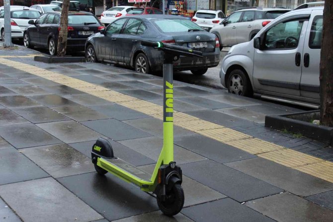 Kilitlenmeden Park Edilebilen E-skuterler Kaldırımlarda Tehlike Saçıyor