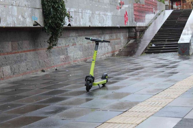 Kilitlenmeden Park Edilebilen E-skuterler Kaldırımlarda Tehlike Saçıyor