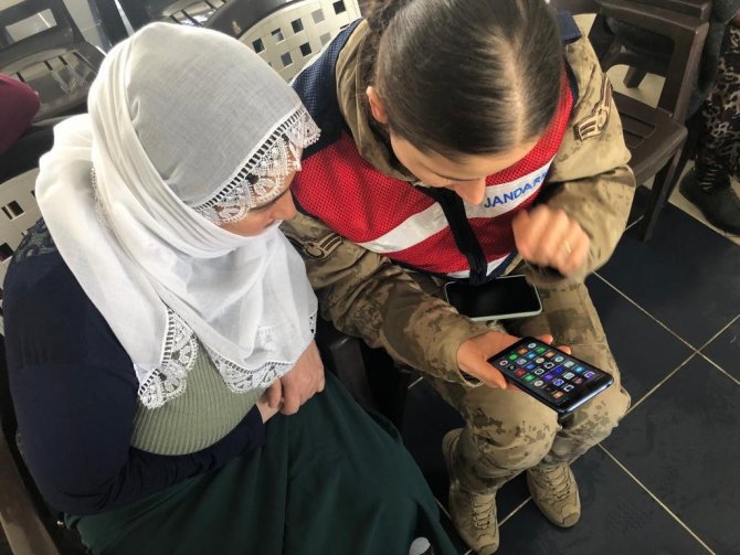 Kadın Askerler Köy Kadınlarına Kades’i Tanıttı