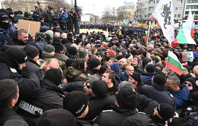 Bulgaristan’da Covid-19 Tedbirlerine Karşı Çıkan Protestocular Parlamentoyu Basmaya Çalıştı