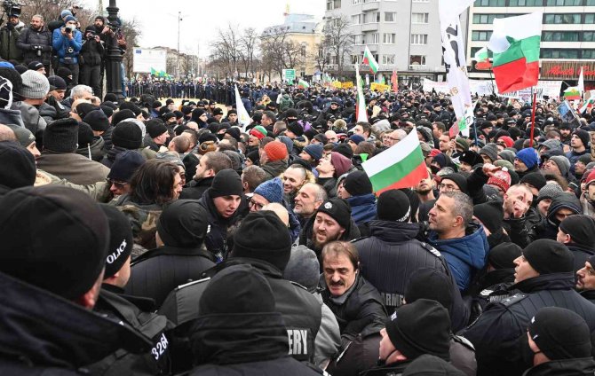 Bulgaristan’da Covid-19 Tedbirlerine Karşı Çıkan Protestocular Parlamentoyu Basmaya Çalıştı