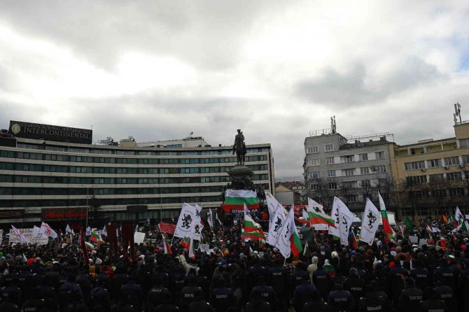Bulgaristan’da Covid-19 Tedbirlerine Karşı Çıkan Protestocular Parlamentoyu Basmaya Çalıştı