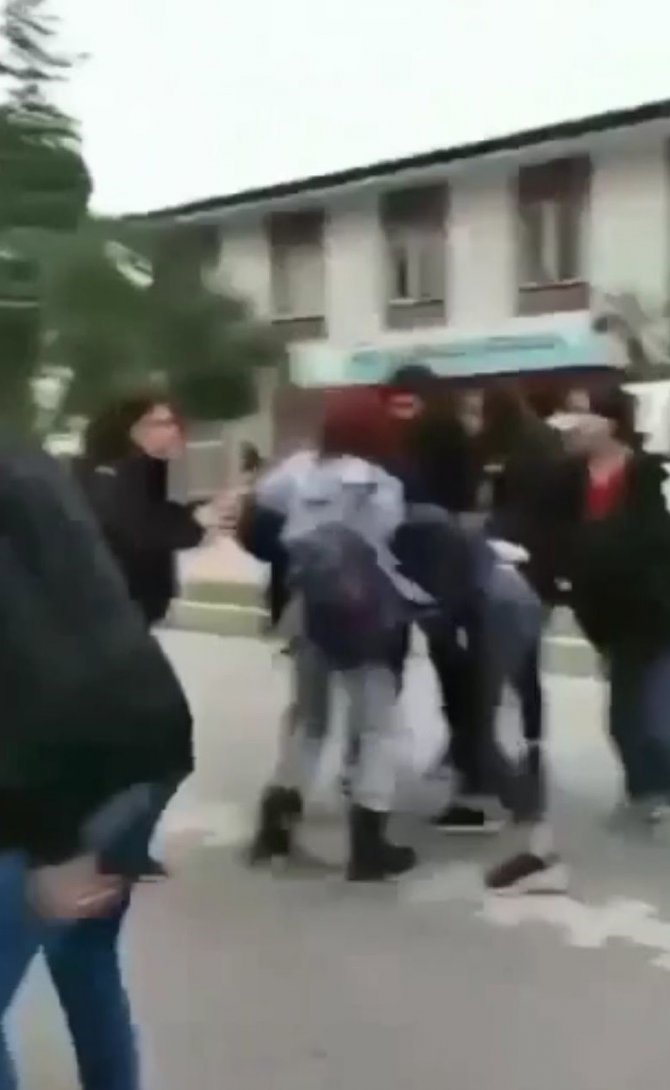 Bursa’da Liseli Kızların Meydan Savaşı Kameraya Böyle Yansıdı