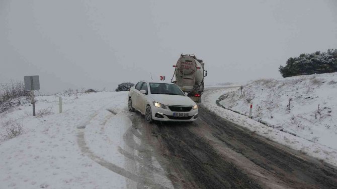 Çanakkale’de Etkili Olan Kar Yağışı Sürücülere Zor Anlar Yaşattı