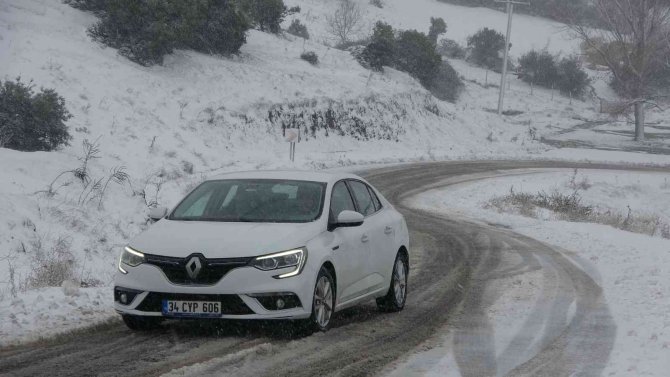 Çanakkale’de Etkili Olan Kar Yağışı Sürücülere Zor Anlar Yaşattı